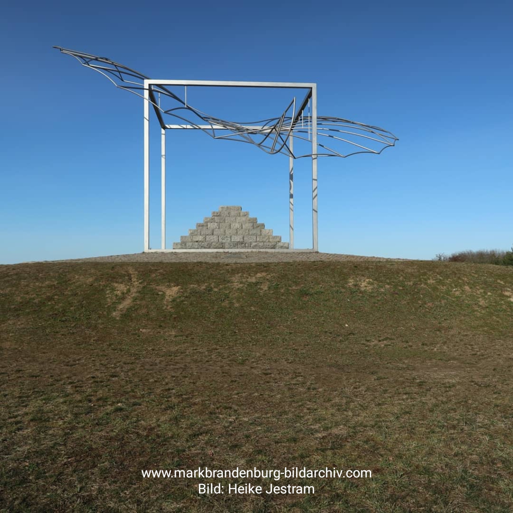 Derwitz Lilienthaldenkmal (1)